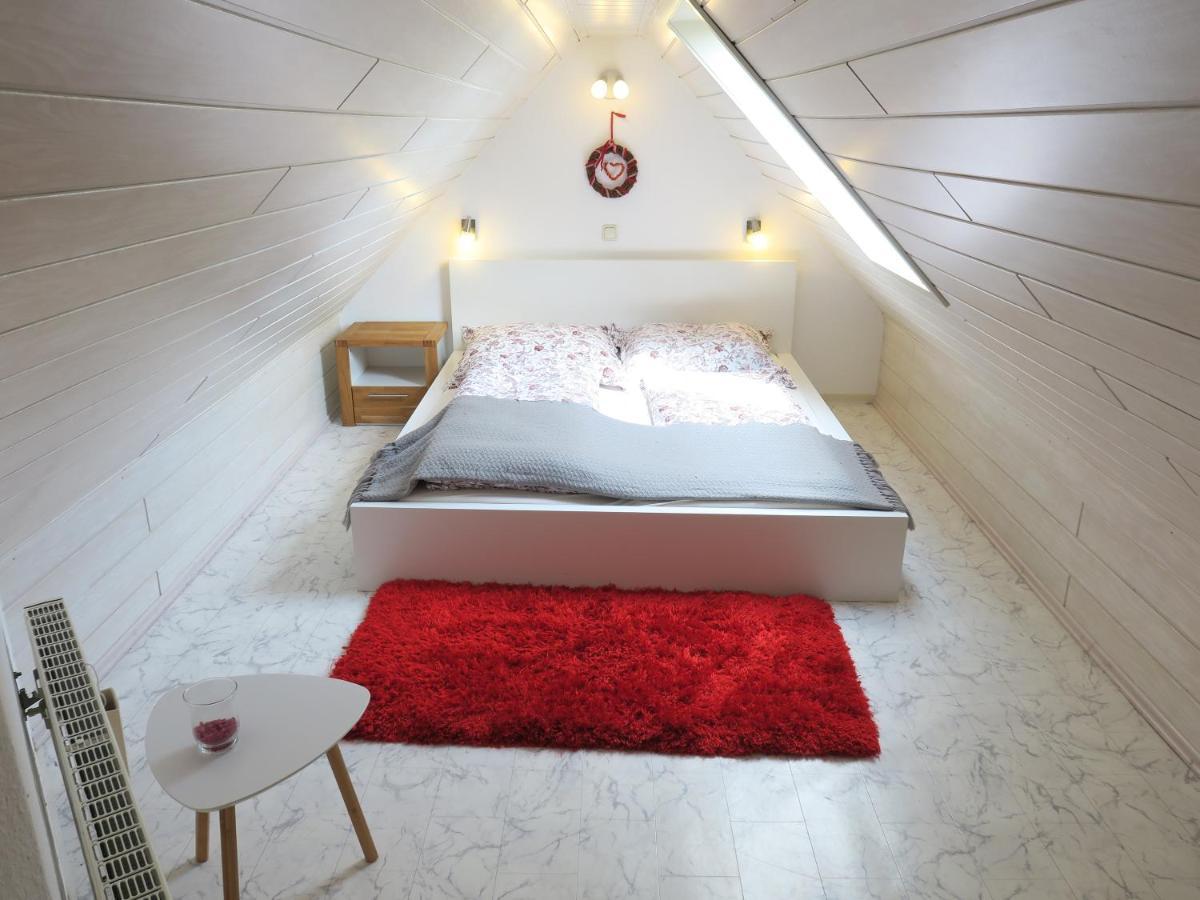 Schone Dachgeschosswohnung In Villa Mit Zentrumsnaher Lage Schleiz Extérieur photo